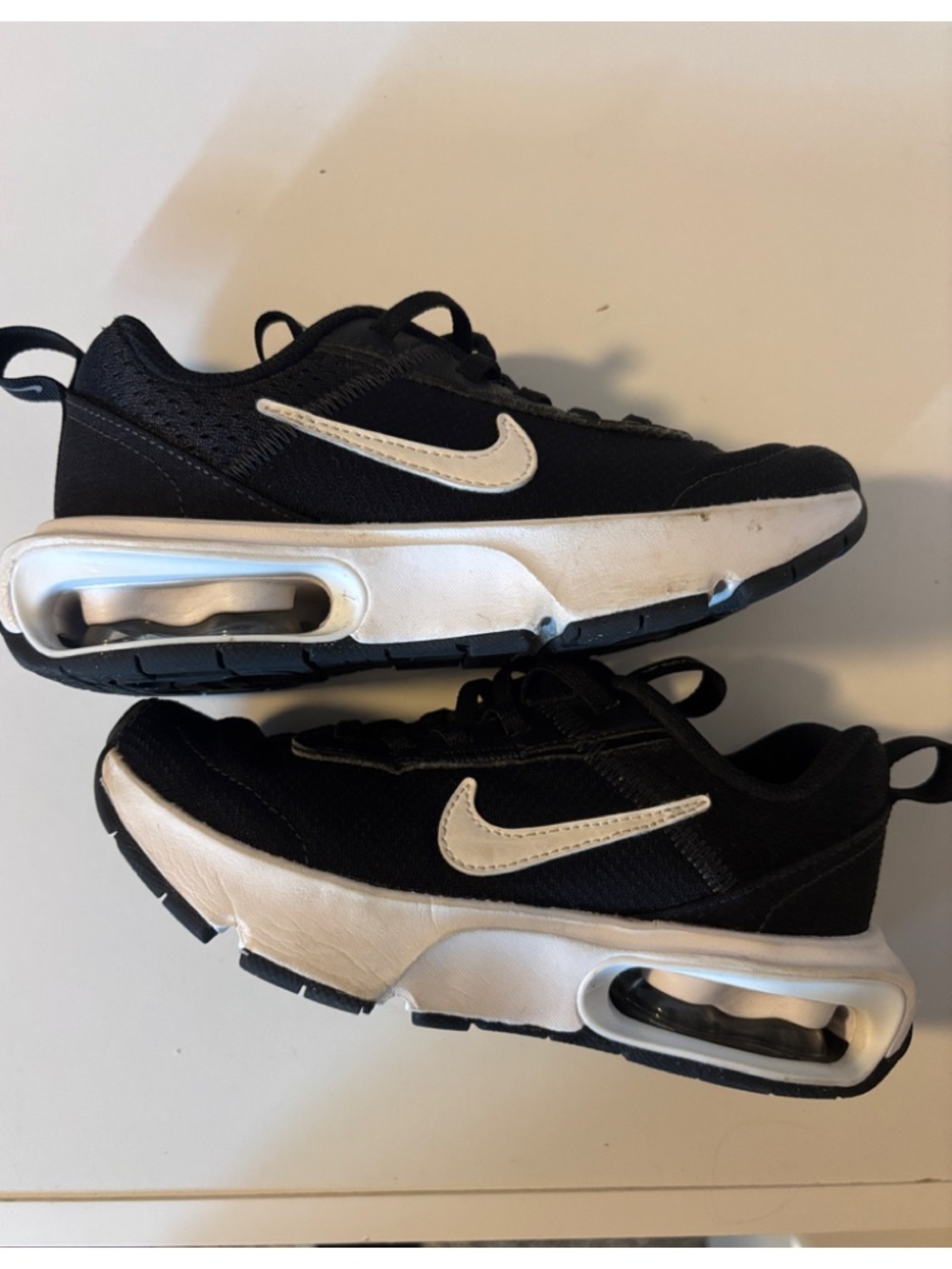 Nike Black and White Visible Air Cushion Running Sneakers